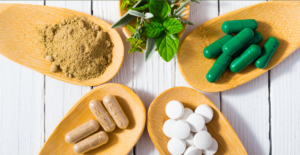 Read more about the article ΤΙ ΩΡΑ ΠΡΕΠΕΙ ΝΑ ΛΑΜΒΑΝΟΝΤΑΙ ΟΙ ΔΙΑΦΟΡΕΣ ΒΙΤΑΜΙΝΕΣ